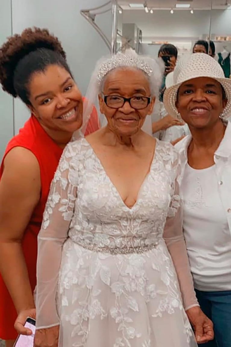 Usó el vestido de novia por primera vez a los 94 años: el racismo se lo impidió