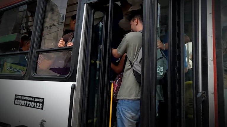 Usuarios del transporte urbano de Córdoba reclaman por mejoras en el servicio.