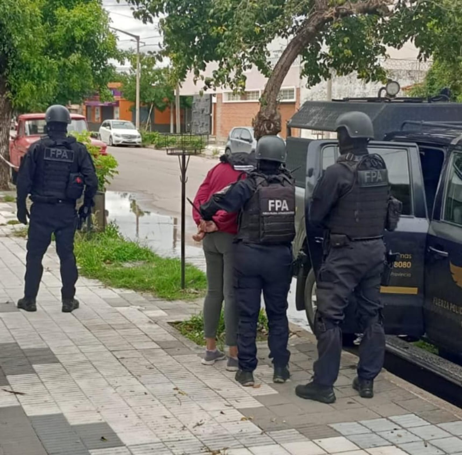 Utilizaban un auto de seguridad ciudadana para vender droga. Fueron detenidos por la PFA.