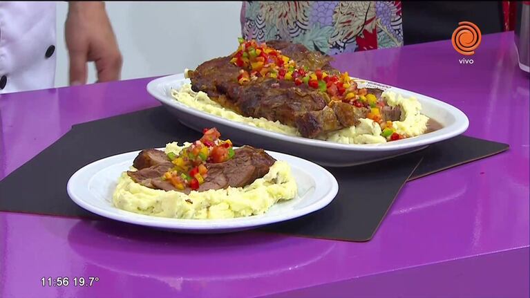 vacío con puré y salsa criolla