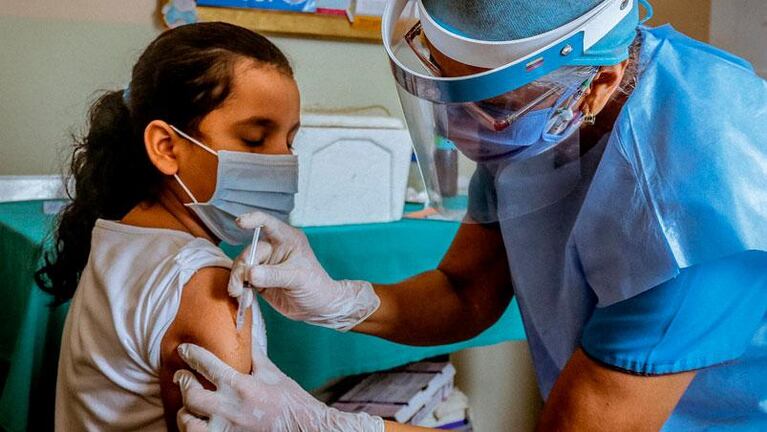 Vacunación para menores de 18 en Córdoba: habrá condiciones para inscribirse