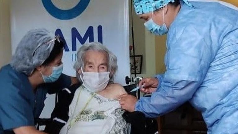Vacunaron a Casilda, la mujer más longeva en recuperarse del coronavirus en Argentina