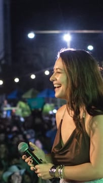 Valentina Márquez se metió entre la gente en pleno show y terminó cubierta de espuma loca