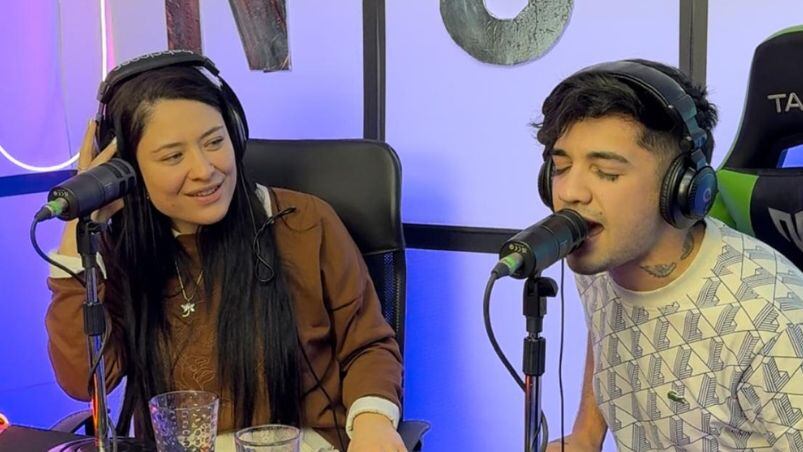 Valentina Márquez y Simón Aguirre visitaron el streaming de Monada.