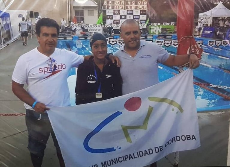 Valentina vende empanadas para ir a los torneos de natación