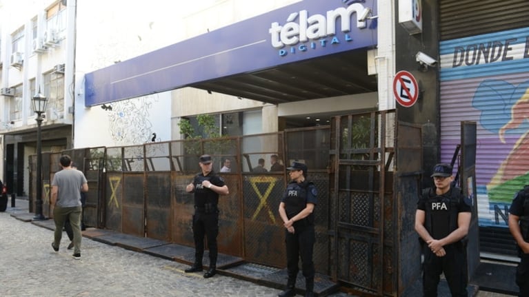 Vallas y policías en las oficinas de Télam, en Buenos Aires. Foto: Luciano Thieberger.