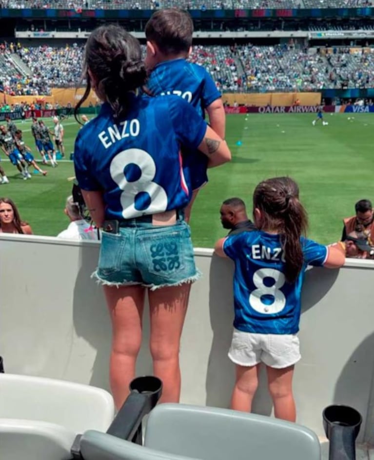 Valu Cervantes y sus hijos acompañaron a Enzo en los festejos del Chelsea.