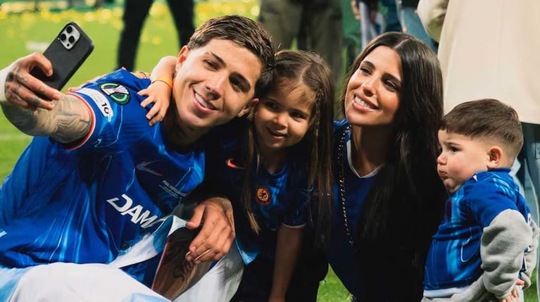 Valu Cervantes y sus hijos acompañaron a Enzo en los festejos del Chelsea.