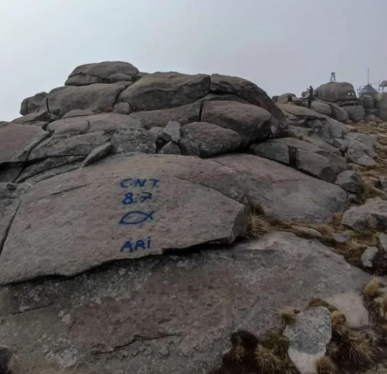 Vandalizaron la cima del Cerro Champaquí con mensajes religiosos