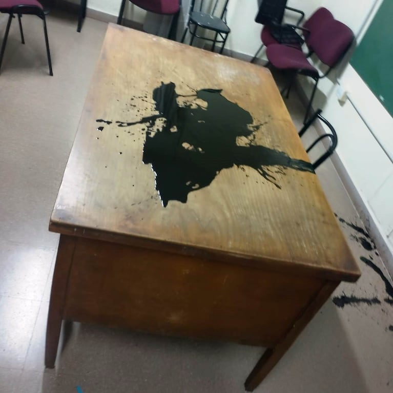 Vandalizaron un aula de la Facultad de Filosofía y Humanidades de la UNC.