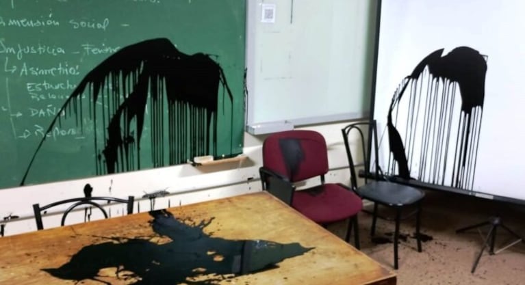 Vandalizaron un aula de la Facultad de Filosofía y Humanidades de la UNC.