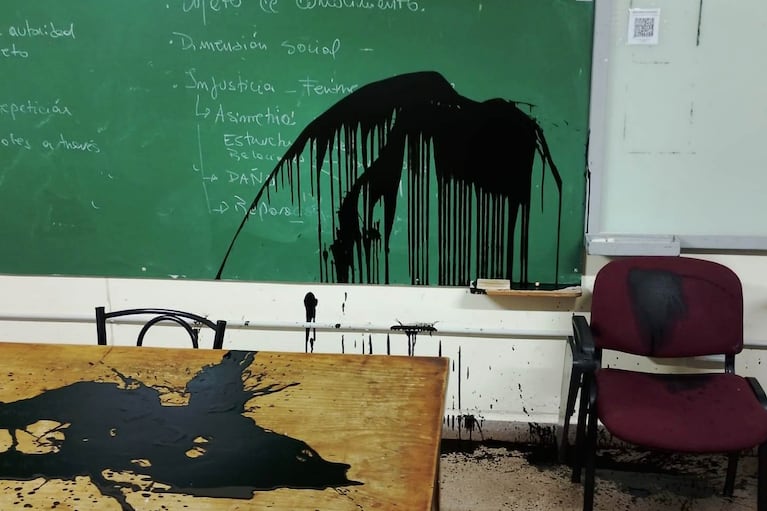Vandalizaron un aula de la FFYH.