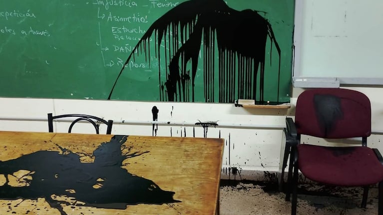 Vandalizaron un aula de la FFYH.