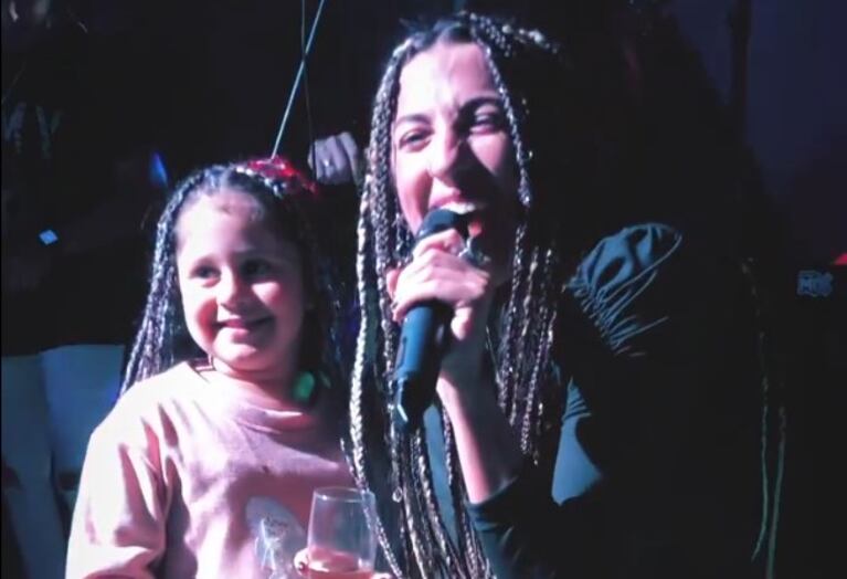 Vane y Brianna cantando en Arroyito.