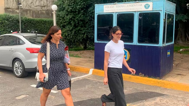 Vanesa Tossi, de vestido azul, al salir de los Tribunales de Comodoro Py. Foto: La Nación.