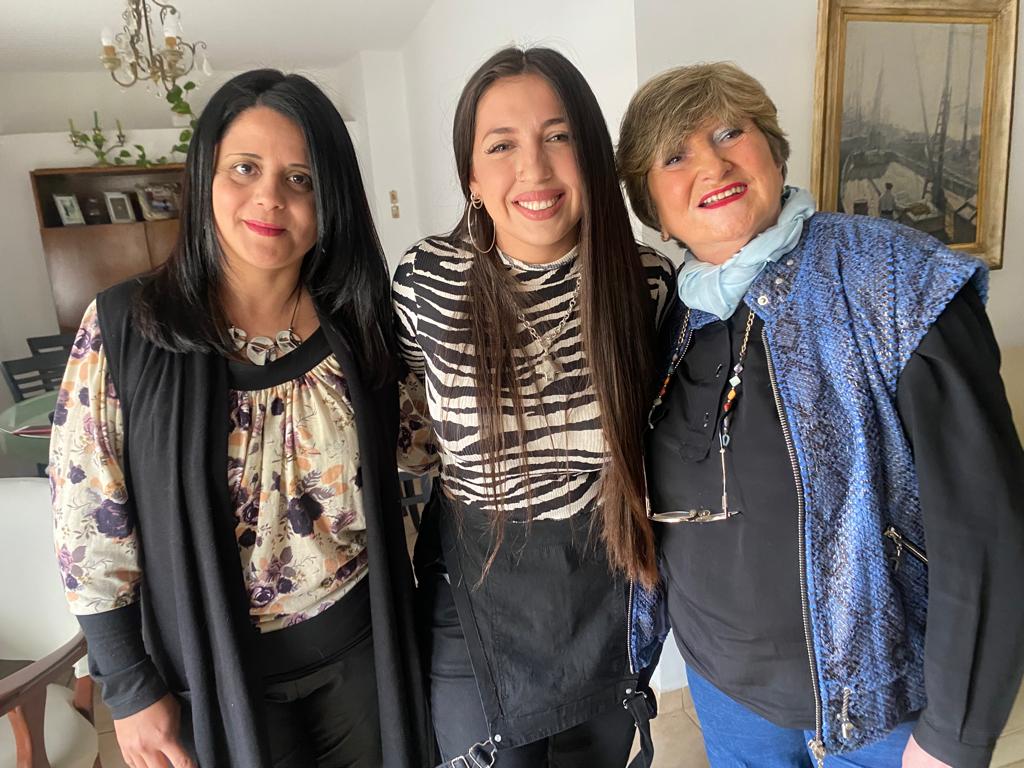 Vanessa con su equipo para cuidar la voz: Noelia Escalzo y Alicia Maggi. 