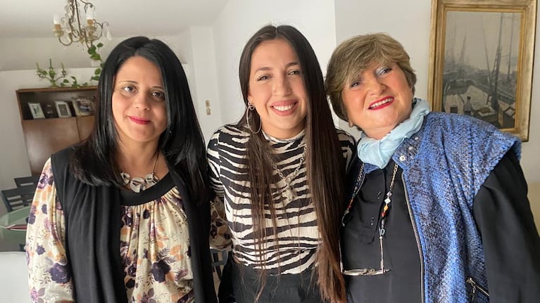 Vanessa con su equipo para cuidar la voz: Noelia Escalzo y Alicia Maggi.