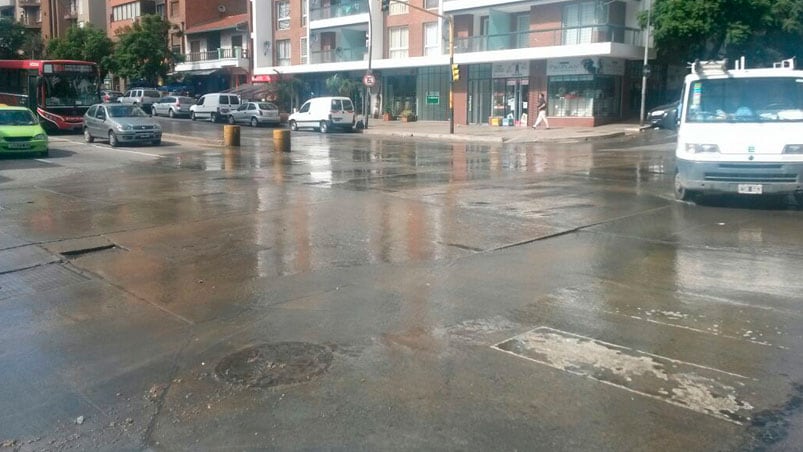 Varias cuadras de la ciudad inundadas por las cloacas. 