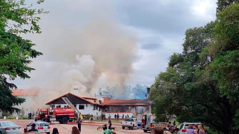 Varias dotaciones de bomberos trabajan en el lugar. Foto: Delta Embalse.