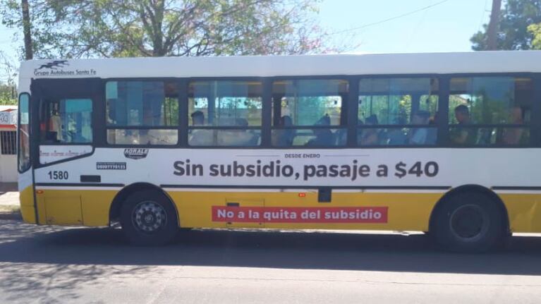 Varias unidades circulan con estos ploteos por la ciudad de Córdoba.