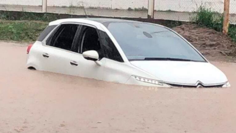 Varios autos fueron arruinados por el agua.