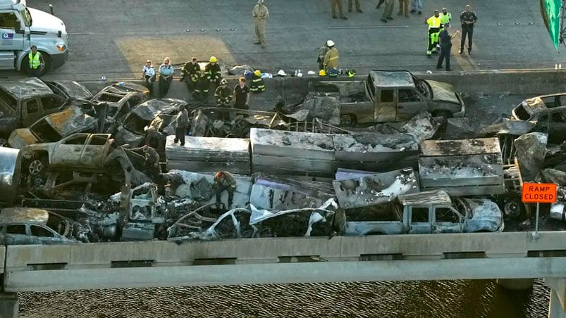 Varios autos quedaron incendiados luego del choque. 