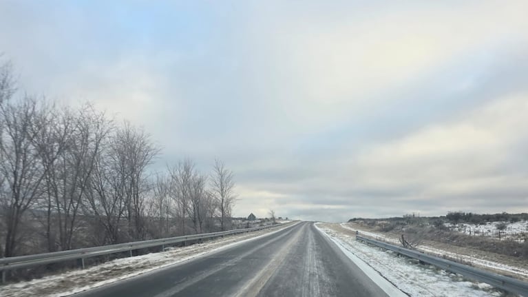 Varios caminos amanecieron con hielo y nieve sobre la calzada.