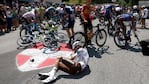 Varios ciclistas sufrieron caídas que los lastimaron. Foto: CNN