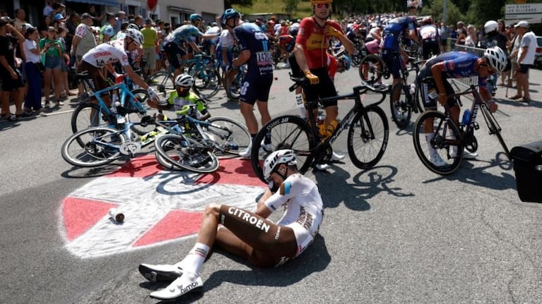Varios ciclistas sufrieron caídas que los lastimaron. Foto: CNN