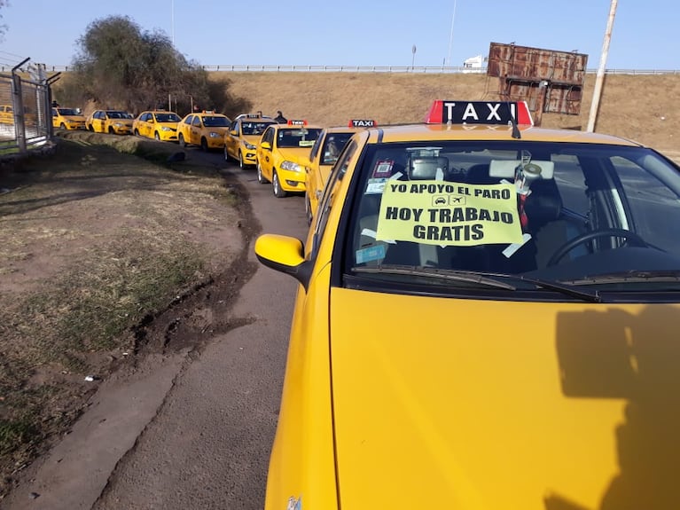 Varios taxis mostraron este cartel en la zona del aeropuerto y de la terminal.