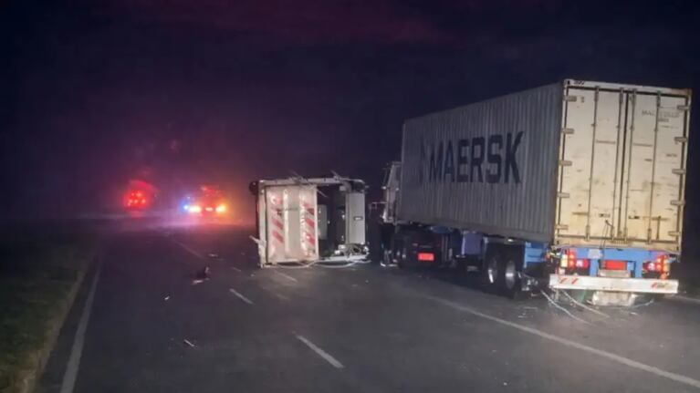Varios vehículos quedaron tumbados sobre la autopista.