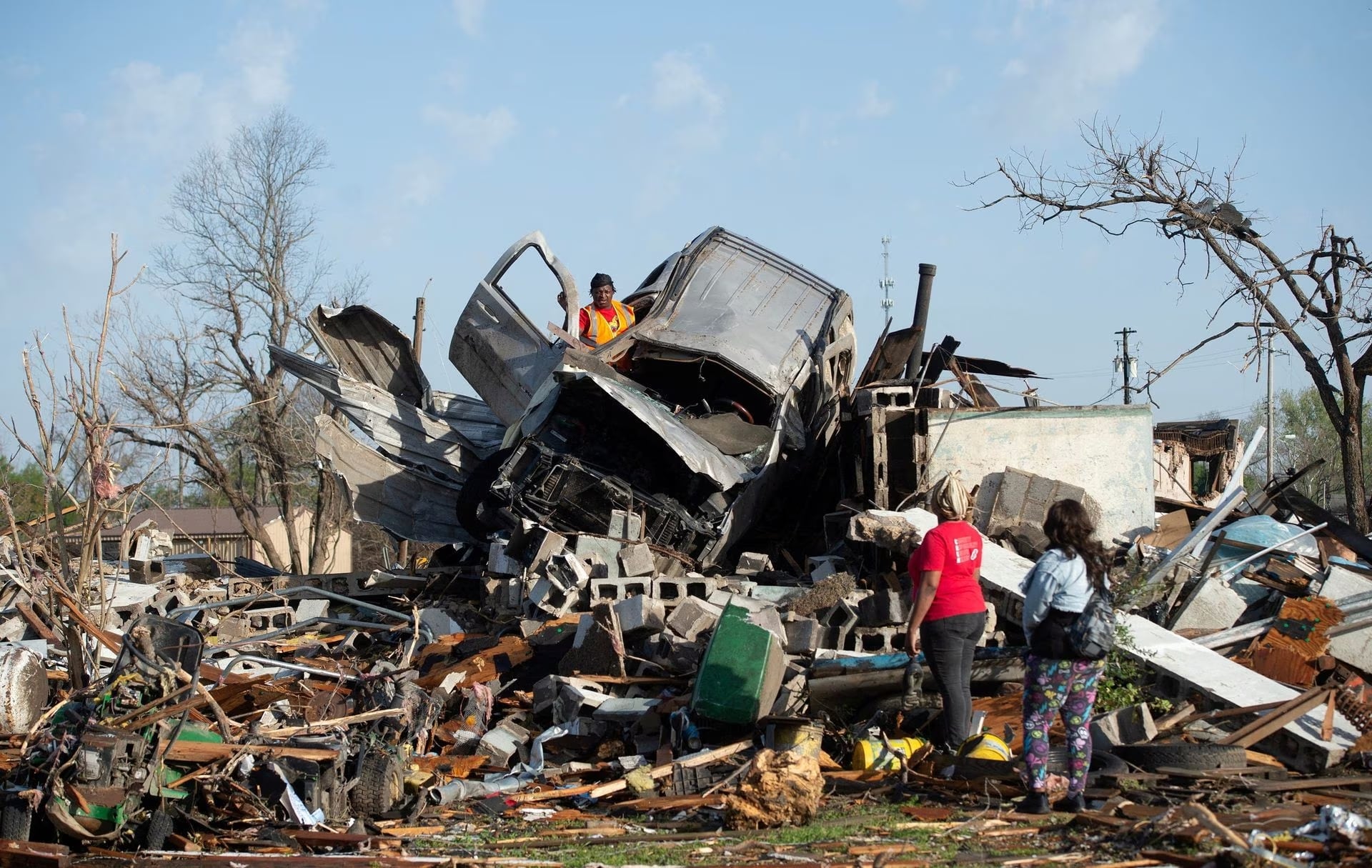 Vecinos afectados y voluntarios trabajan juntos en tareas de rescate (Foto: REUTERS).