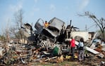 Vecinos afectados y voluntarios trabajan juntos en tareas de rescate (Foto: REUTERS).