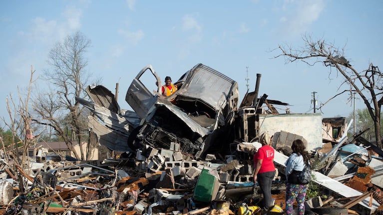 Vecinos afectados y voluntarios trabajan juntos en tareas de rescate (Foto: REUTERS).