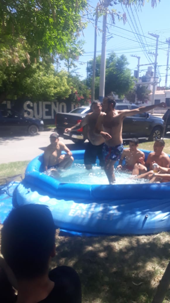 Vecinos armaron la pileta en la plaza del barrio