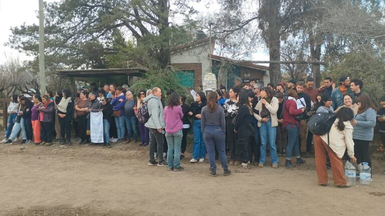 Vecinos bloquearon el ingreso de la Policía a la vivienda que habitaba la mujer con sus hijos.