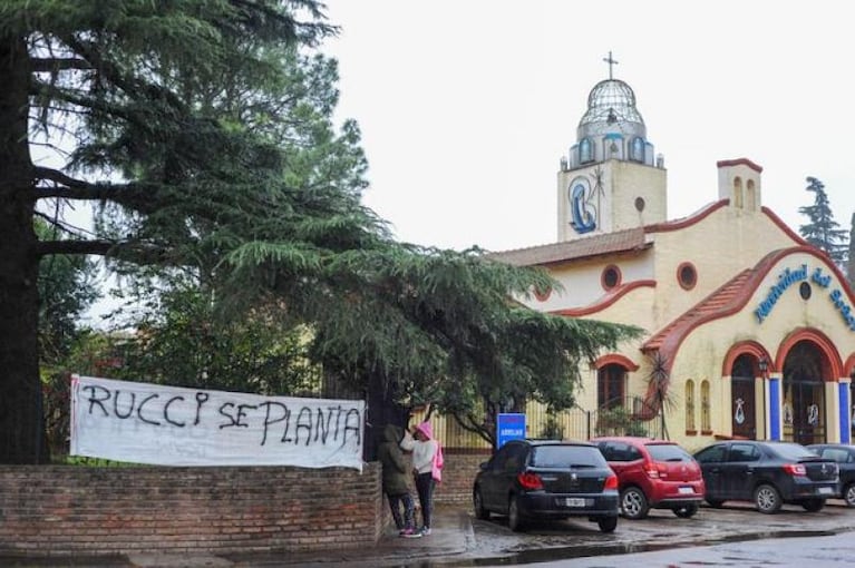 Vecinos cansados de la inseguridad colgaron carteles: “Rastrero, no llamamos a la policía, matamos”