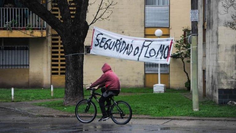 Vecinos cansados de la inseguridad colgaron carteles: “Rastrero, no llamamos a la policía, matamos”