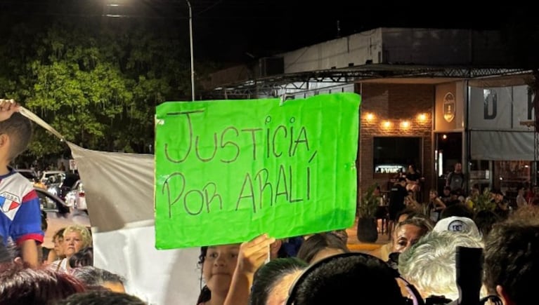 Vecinos de Brinkmann pidieron justicia por Aralí el domingo a la noche.