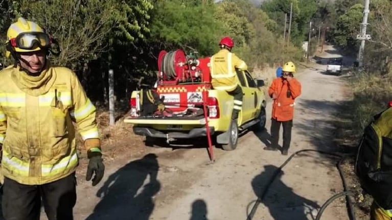 Vecinos de la zona ayudaron a los bomberos con energía.