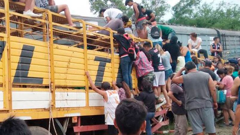 Vecinos de la zona se acercaron para llevarse algo del camión.