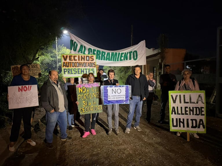 Vecinos de Villa Allende se manifestaron contra la colocación de los portones.