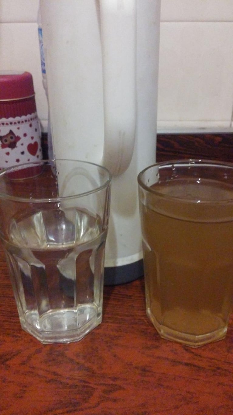 Vecinos de zona sur preocupados por el color del agua potable 