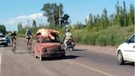 Vecinos del lugar se llevaron la carne vacuna sobre los techos de los autos.