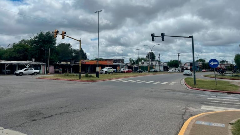 Vecinos denuncian robos cuando los autos frenan por el semáforo.