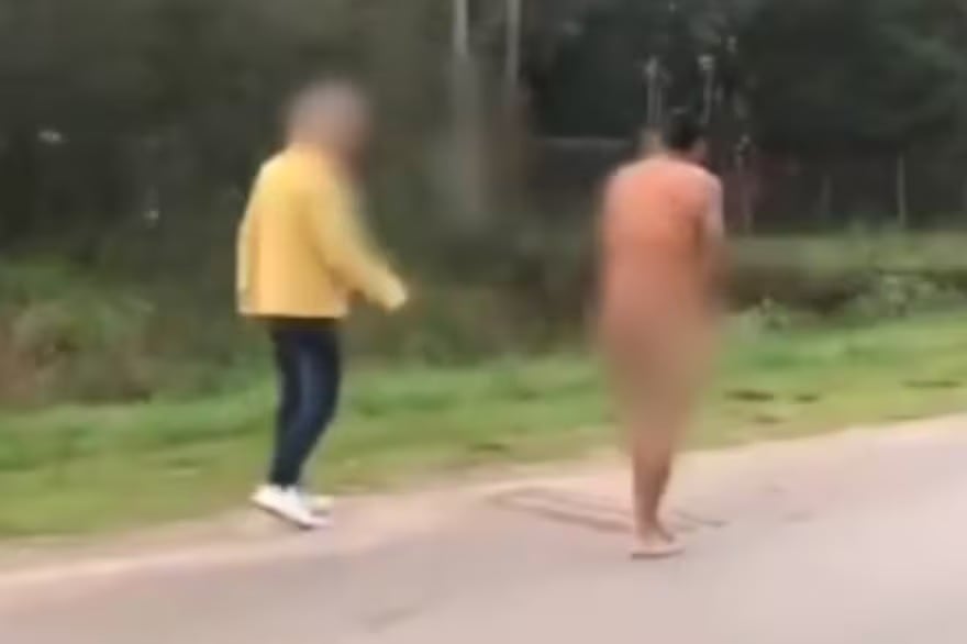 Vecinos desnudaron a un ladrón y lo obligaron a caminar mientras lo filmaban