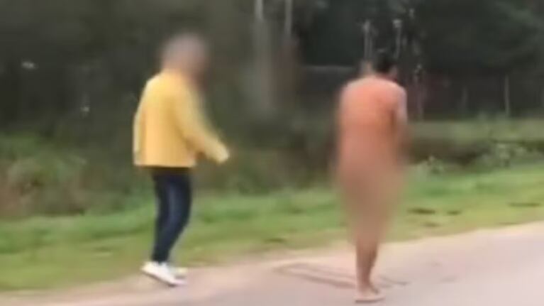 Vecinos desnudaron a un ladrón y lo obligaron a caminar mientras lo filmaban