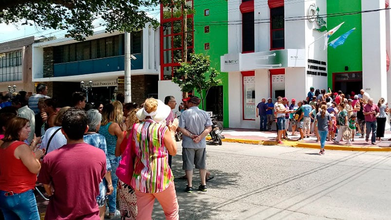 Vecinos enojados por el incremento en las facturas de la luz. Foto: Tercer Río.