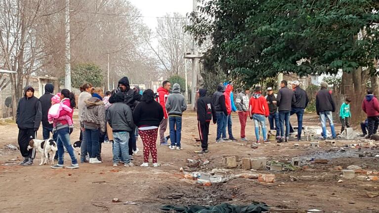 Vecinos enojados quemaron casas de la banda que ataca la zona.