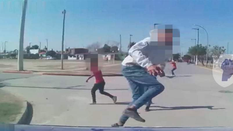 Vecinos reaccionaron contra la Policía durante la detención.